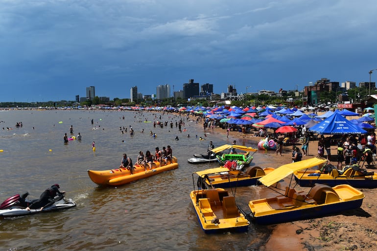 El primer día del año con playa llena en Encarnación.