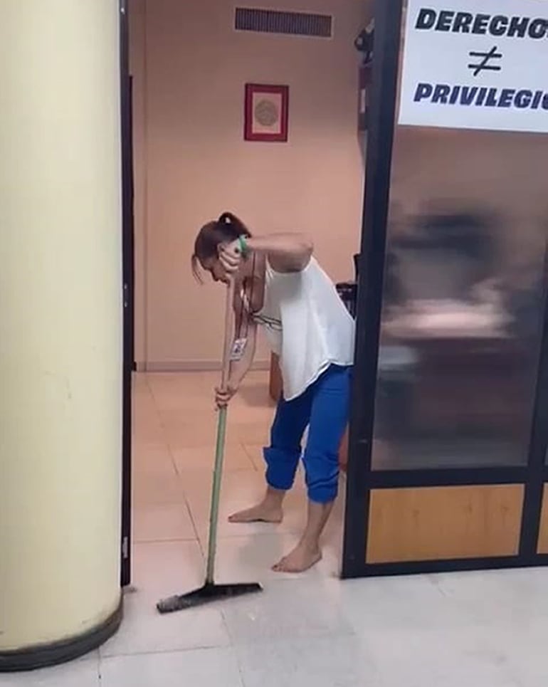 Con repasadores desagotaron la oficina de  Johanna Ortega.