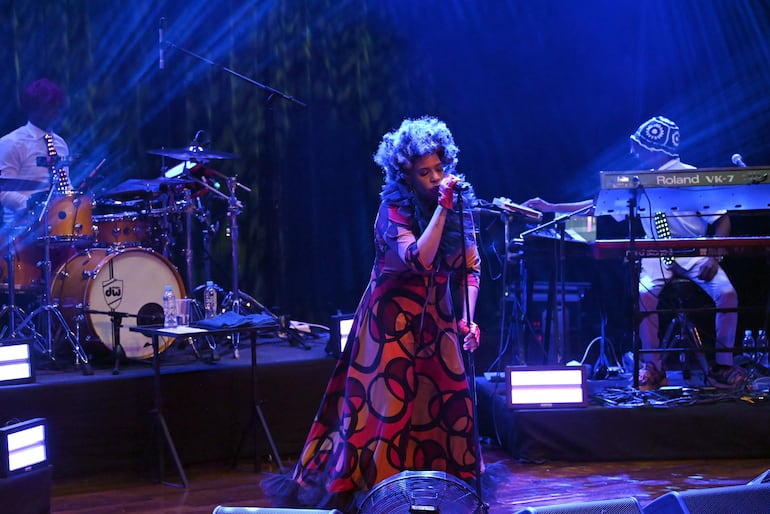Macy Gray comenzó en Asunción el tramo sudamericano de la gira por el 25 aniversario de su álbum "On How Life Is", que seguirá por Argentina y Chile.