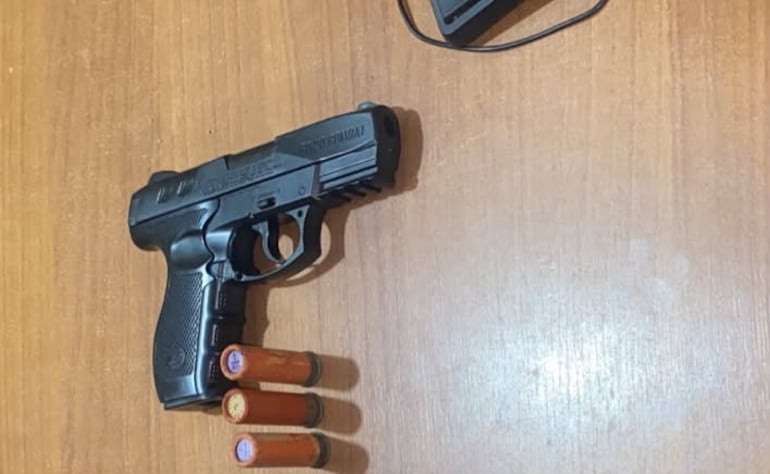 Pistola de aire comprimido incautada por la Policía.