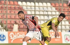 El experimentado delantero del Sportivo San Lorenzo, Santiago Salcedo, domina el esférico ante la presencia del mediocampista del Recoleta FC, Juan Alexander Franco.