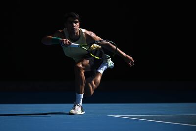 Carlos Alcaraz de España en acción durante su partido de segunda ronda contra Lorenzo Sonego de Italia el día 5 del Abierto de Australia 2024 en Melbourne Park en Melbourne, Australia, el 18 de enero de 2024.