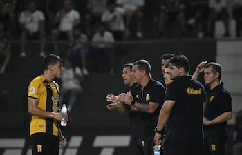El entrenador de Guaraní, Leandro "Pipi" Romagnoli brinda una indicación táctica el delantero Iván Ramírez Ferreira, en una pausa del duelo ante Libertad.
