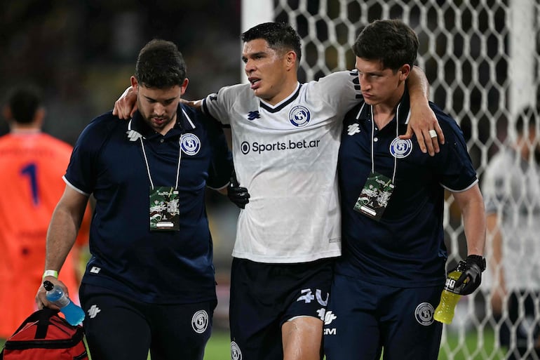 El defensa paraguayo del Independiente Rivadavia, Iván Villalba, abandona el terreno de juego con asistencia tras sufrir una lesión durante el partido de ida de los octavos de final de la Copa Libertadores ante Fluminense, en el estadio Maracaná en Río de Janeiro.