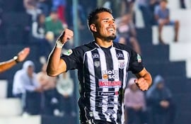 Richar Mendoza Ortellado (24 años) abrió con su tanto el camino de la goleada del Deportivo Santaní contra Resistencia por 3-0.
