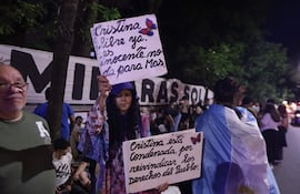 Una persona sostiene carteles a las afueras del Sanatorio Otamendi este sábado, en Buenos Aires (Argentina). La expresidenta argentina Cristina Fernández fue ingresada en un hospital de Buenos Aires con un cuadro de apendicitis por el cual debió ser sometida a una intervención, según informaron a EFE.