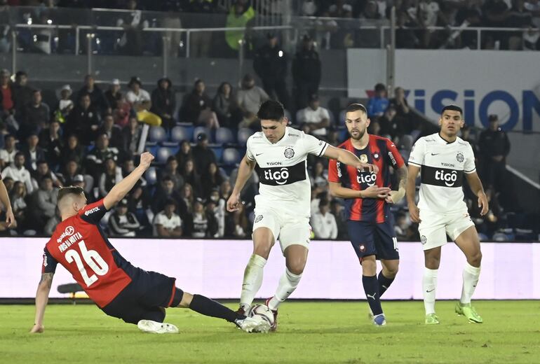 Sául Salcedo, jugador de Olimpia, ante la marca de Robert Piris Da Motta, de Cerro Porteño. 
