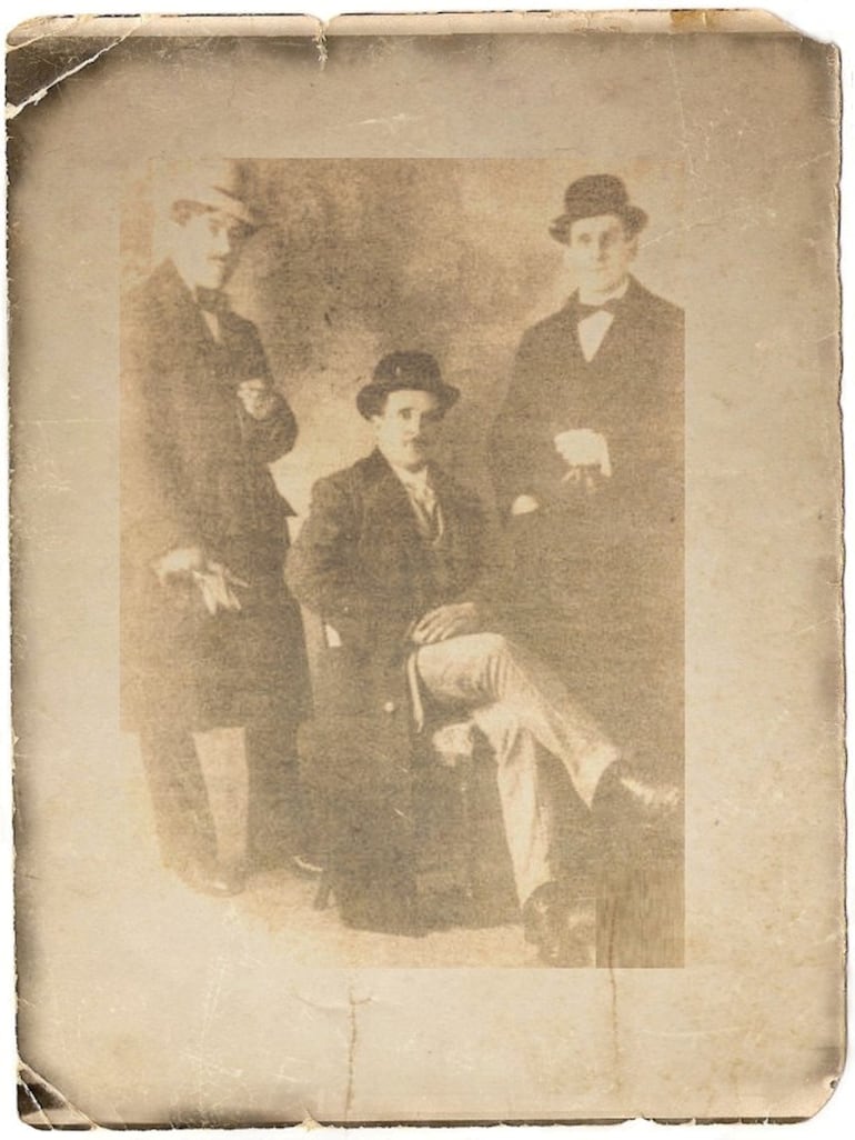 Agustín Barrios en Montevideo con su amigo Martín Borda y Pagola y el empresario Carlos Trapani / Archivo El Suplemento Cultural