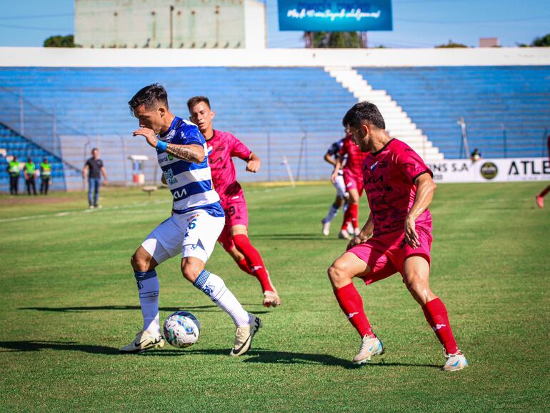 Momento del partido entre 2 de Mayo y Nacional por la primera fecha del torneo Apertura 2025 del fútbol paraguayo en el estadio Río Parapití, en Pedro Juan Caballero, Paraguay. 