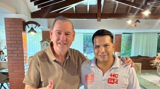 26 de marzo de 2026. Tras la reunión “grabada”, el senador Javier Zacarías Irún y el precandidato a concejal Osvaldo Sánchez posaron para una foto y se escucha el “click” en el audio filtrado.