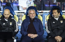 El director técnico del Benfica, José Mourinho (centro), observa antes del partido de fútbol de la Primera Liga entre el Estoril Praia y el Benfica, en Estoril, Portugal.