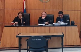 Jueces Lilian Flores, Rodney Rejalaga y Hugo Segovia, miembros del tribunal de sentencia.