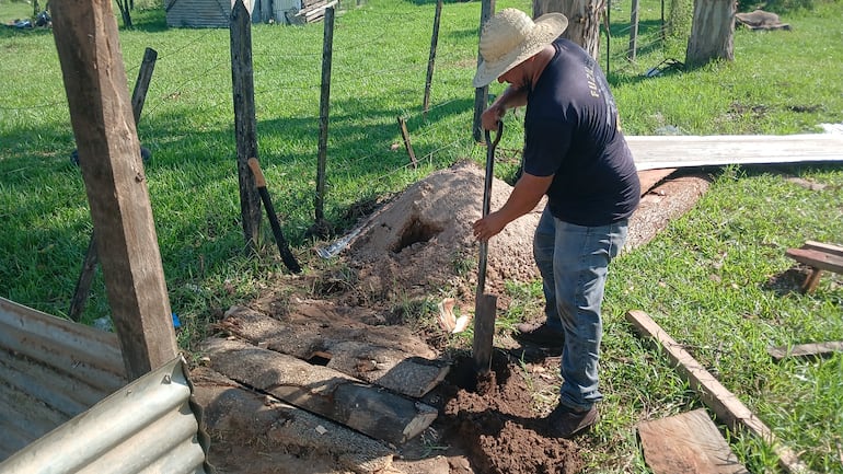 El padre de familia Concepción Gaona construye, de manera voluntaria, una letrina precaria para los estudiantes de la institución.