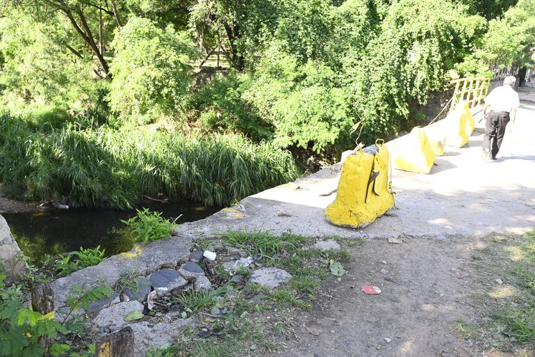 Sobre el carril de salida del centro, las barandas fueron "sustituidas" por bloques de cemento. La zona es sumamente peligrosa en días de lluvia.