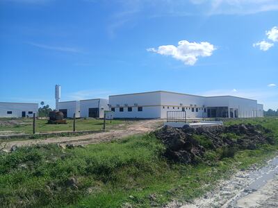 La enorme construcción se ubica a unos 1.000 metros antes de llegar a la población de Fuerte Olimpo.