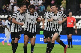 Los jugadores de Libertad festejan un gol en el partido frente a Sportivo Ameliano por la segunda fecha del torneo Apertura 2026 de la Primera División de Paraguay en el estadio La Huerta, en Asunción, Paraguay.