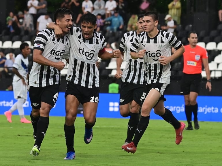 Los jugadores de Libertad festejan un gol frente a Sportivo Ameliano por la segunda fecha del torneo Apertura 2026.
