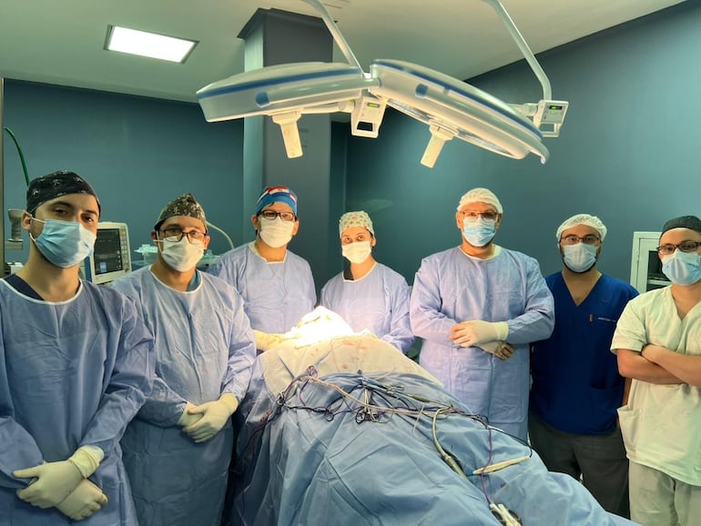 Médicos del IPS Ingavi, tras la cirugía de extracción de un tumor gigante el rostro de un hombre.