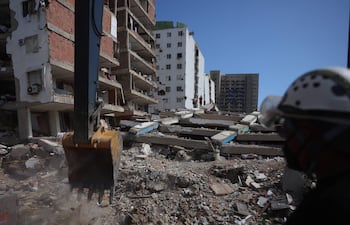 Fotografía que muestra escombros de un edificio afectado por el doble terremoto de magnitudes 7,2 y 7,5 en La Guaira (Venezuela).