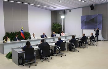 Fotografía que muestra una reunión que sostienen miembros de la Asamblea Nacional de Venezuela de 2015 junto a los integrantes actuales este jueves, en Caracas (Venezuela). EFE