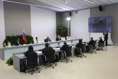 Fotografía que muestra una reunión que sostienen miembros de la Asamblea Nacional de Venezuela de 2015 junto a los integrantes actuales este jueves, en Caracas (Venezuela). EFE