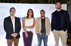 Sebastián García, director institucional; Elena Peña, gerente de Marketing; Carlos Guasti, presidente, y Francisco Soldani, director comercial del Grupo Petra.