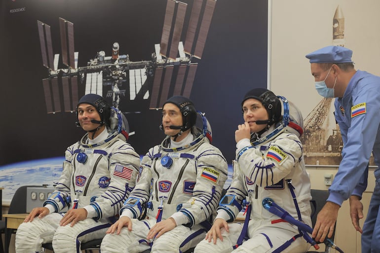Los tripulantes, el astronauta de la NASA Anil Menon y los cosmonautas de Roscosmos Pyotr Dubrov y Anna Kikina, participan en la revisión de sus trajes espaciales antes del lanzamiento de la nave Soyuz MS-29 en el cosmódromo de Baikonur, Kazajistán, el 14 de julio de 2026.