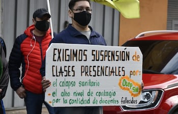 Afiliados a la Otep-Sn piden la suspensión de las clases presenciales esta mañana, en una manifestación frente a la sede del MEC, en el microcentro de Asunción.