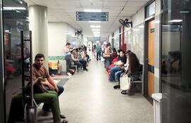 Zona de espera para pacientes que aguardan consulta en el Hospital San Pablo