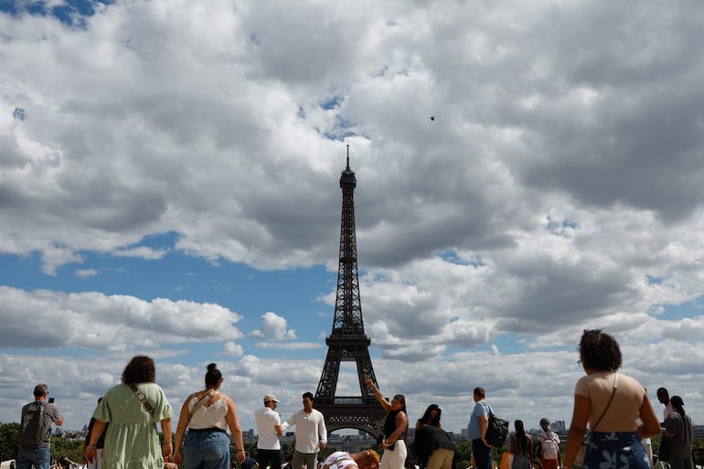 Turistas visitan la torre Eiffel, París, Francia.
