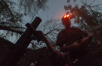 Un soldado ruso en una posición de mortero en una ubicación no revelada.