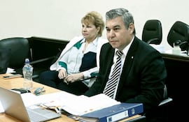 Marta González Ayala, exviceministra cartista de Tributación, y su esposo, Jacinto Santa María.