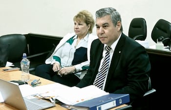 Marta González Ayala, exviceministra cartista de Tributación, y su esposo, Jacinto Santa María.