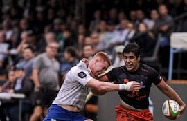 El capitán Ramiro Amarilla tratando de contener al taruca.