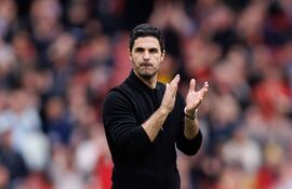 London (United Kingdom), 04/05/2024.- Arsenal manager Mikel Arteta celebrates after winning the English Premier League soccer match of Arsenal FC against AFC Bournemouth, in London, Britain, 04 May 2024. (Reino Unido, Londres) EFE/EPA/TOLGA AKMEN EDITORIAL USE ONLY. No use with unauthorized audio, video, data, fixture lists, club/league logos, 'live' services or NFTs. Online in-match use limited to 120 images, no video emulation. No use in betting, games or single club/league/player publications.