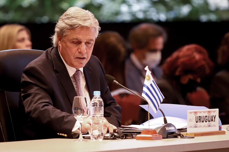 AME4221. LUQUE (PARAGUAY), 20/07/2022.- Francisco Bustillo Bonasso, ministro de Relaciones Exteriores de Uruguay, participa en la Reunión Ordinaria del Consejo del Mercado Común del Mercosur (CMC), hoy, en el Centro de Convenciones de la Confederación Sudamericana de Fútbol en Luque (Paraguay).  Bustillo reafirmó este miércoles la pertenencia de su país al Mercosur, pero defendió su potestad de negociar en solitario o en bloque nuevos acuerdos comerciales con terceros. EFE/ Nathalia Aguilar
