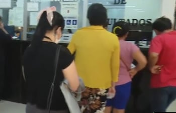 Asegurados del Instituto de Previsión Social forman filas por horas para conseguir un turno.