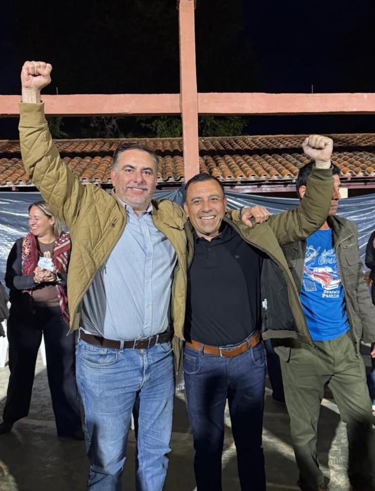 Antonio "Chamino" Gómez (PLRA) posa junto al senador Ever Villalba luego de conocer su victoria en Paso de Patria.