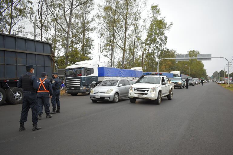 Una larga fila de vehículos quedó parado por varios minutos ante el cierre intermitente de la ruta Py08 en Villarrica.
