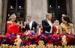 El rey holandés Guillermo Alejandro, la reina Máxima, el presidente de Finlandia, Alexander Stubb, y su esposa Suzanne Innes-Stubb brindando en el banquete de estado en el Palacio Real de Ámsterdam. (EFE/EPA/REMKO DE WAAL)