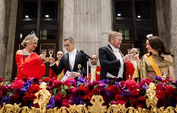 El rey holandés Guillermo Alejandro, la reina Máxima, el presidente de Finlandia, Alexander Stubb, y su esposa Suzanne Innes-Stubb brindando en el banquete de estado en el Palacio Real de Ámsterdam. (EFE/EPA/REMKO DE WAAL)