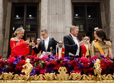 El rey holandés Guillermo Alejandro, la reina Máxima, el presidente de Finlandia, Alexander Stubb, y su esposa Suzanne Innes-Stubb brindando en el banquete de estado en el Palacio Real de Ámsterdam. (EFE/EPA/REMKO DE WAAL)