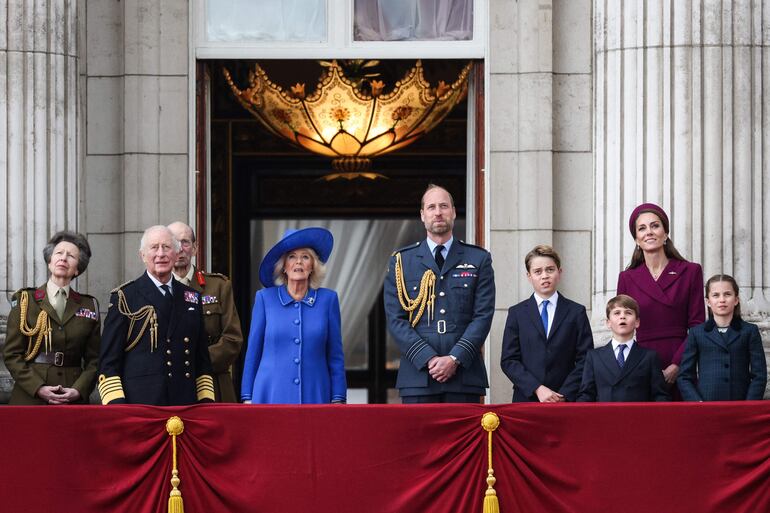 La princesa Anne, el príncipe Edward, el rey Carlos III, la reina Camila, los príncipes William y Kate con sus hijos George, Louis y Charlotte en el balcón de Buckingham Palace. (Adrian DENNIS / AFP)