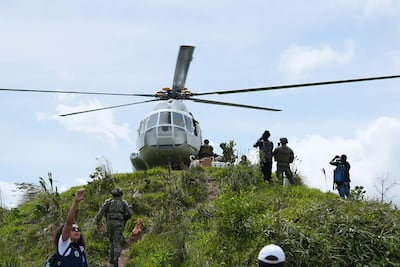 Un helicóptero llega con ayudas al lugar del epicentro del terremoto con magnitud de 7,4, este miércoles en San José de Palmar