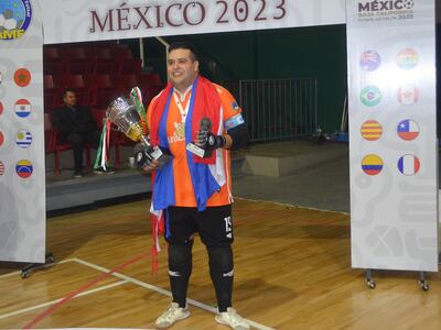 Sabino Meza, arquero de la selección paraguaya, celebra con el título de campeón del Mundial Baja California 2023 de Fútbol de Salón en el Gimnasio Municipal, en Tecate, México.