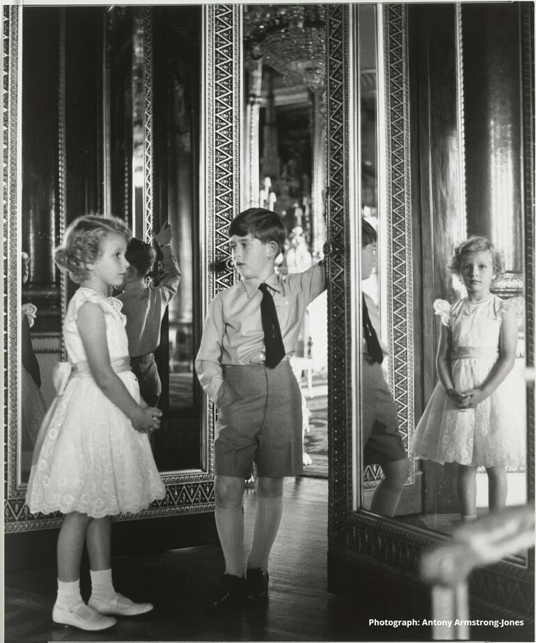El príncipe Carlos y la princesa Ana, en 1956, fotografiados por Antony Armstrong-Jones. (Instagram/The Royal Family)