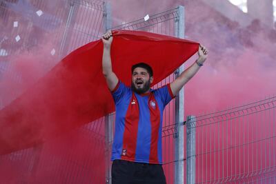Un hincha de Cerro Porteño durante el partido frente a Libertad por la fecha 21 del torneo Clausura 2025 de la Primera División de Paraguay en el estadio La Nueva Olla, en Asunción, Paraguay.