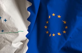Banderas del Mercado Común del Sur (Mercosur) y la Unión Europea (UE).