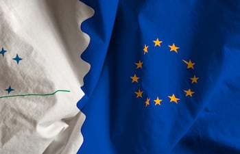 Banderas del Mercado Común del Sur (Mercosur) y la Unión Europea (UE).