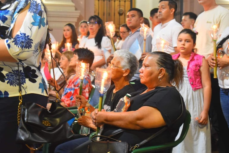 Un grupo de ciudadanos sostiene velas en un acto simbólico en defensa de Clyfsa.